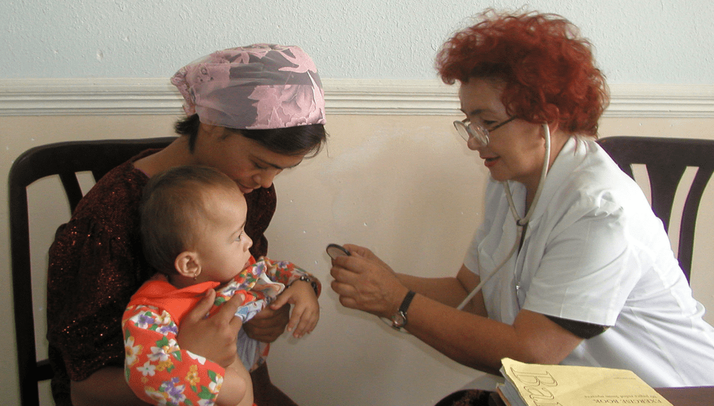 General practitioner at the Rural Care Centers examining a baby. Photo by Matluba Mukhamedova / World Bank, courtesy of Flickr Creative Commons. 